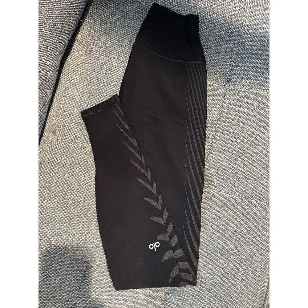 NWOT Alo Yoga leggings size xs black gray pattern